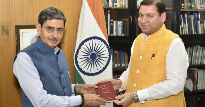 Cultural Envoy Sundeep Bhutoria Calls on West Bengal Governor; Presents Handwritten Copy of Tagore’s Gitanjali